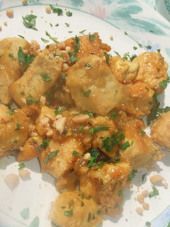 Una foto de Pechuga de pollo al curry con cacahuetes