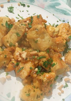 Una foto de Pechuga de pollo al curry con cacahuetes
