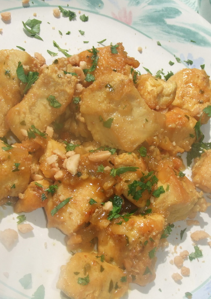 Una foto de Pechuga de pollo al curry con cacahuetes