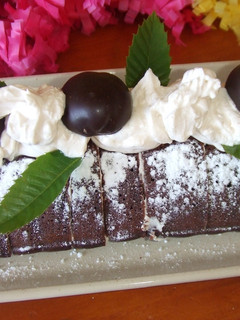 Una foto de Pastel de chocolate con nata de canela y bombones de marron glacé