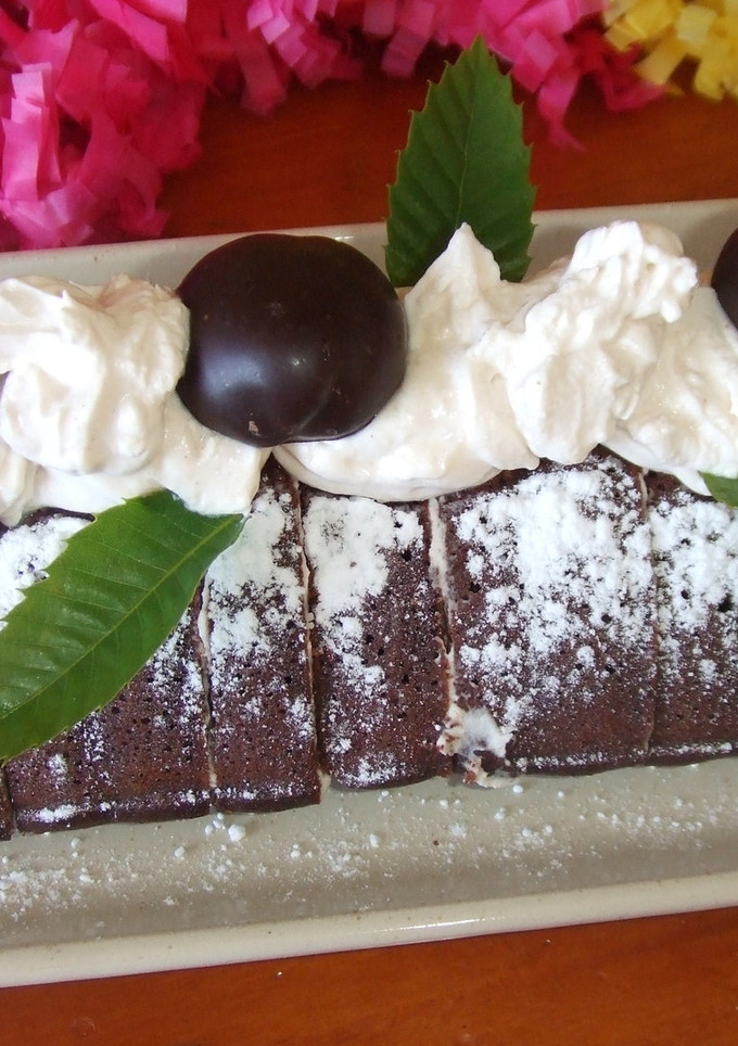 Una foto de Pastel de chocolate con nata de canela y bombones de marron glacé