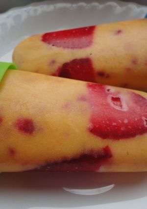 Una foto de Polos de naranja y fresa