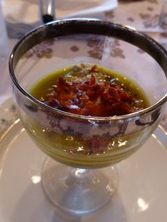 Una foto de Chupito de champiñones con crema de verduras y virutas de jamón