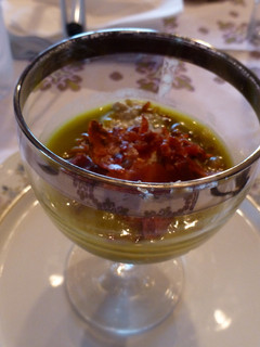 Una foto de Chupito de champiñones con crema de verduras y virutas de jamón