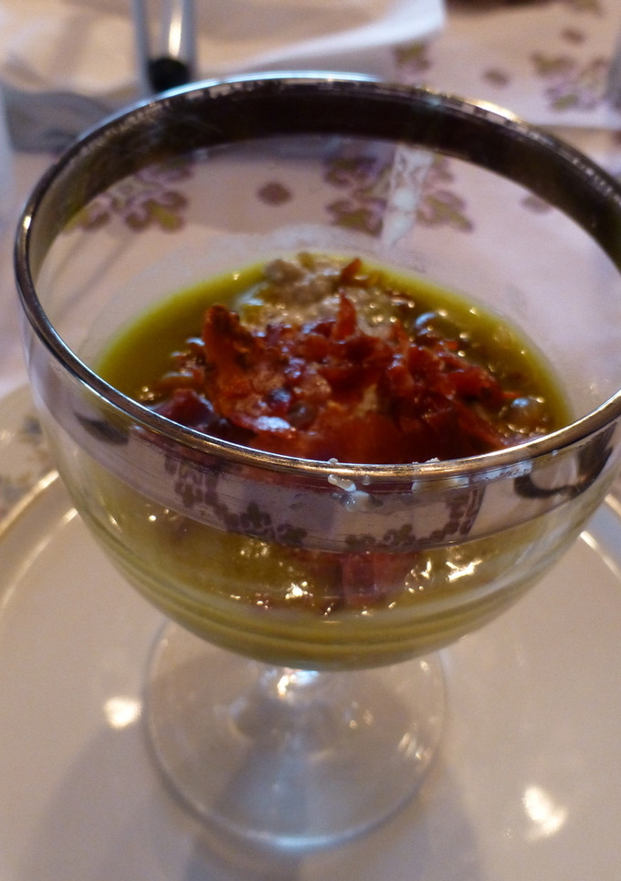 Una foto de Chupito de champiñones con crema de verduras y virutas de jamón