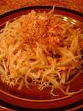 Ensalada de Moyashi con atún seco