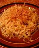 Ensalada de Moyashi con atún seco