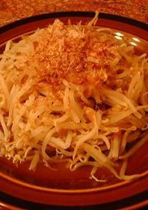 Una foto de Ensalada de Moyashi con atún seco