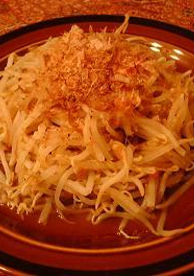 Una foto de Ensalada de Moyashi con atún seco