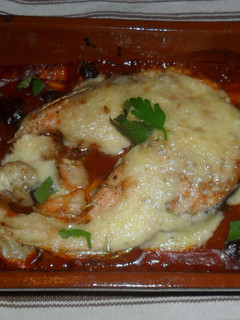 Una foto de Salmón gratinado al all i oli con salsa de tomate, pasas y piñones