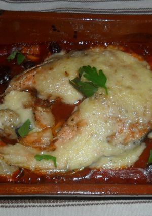 Una foto de Salmón gratinado al all i oli con salsa de tomate, pasas y piñones