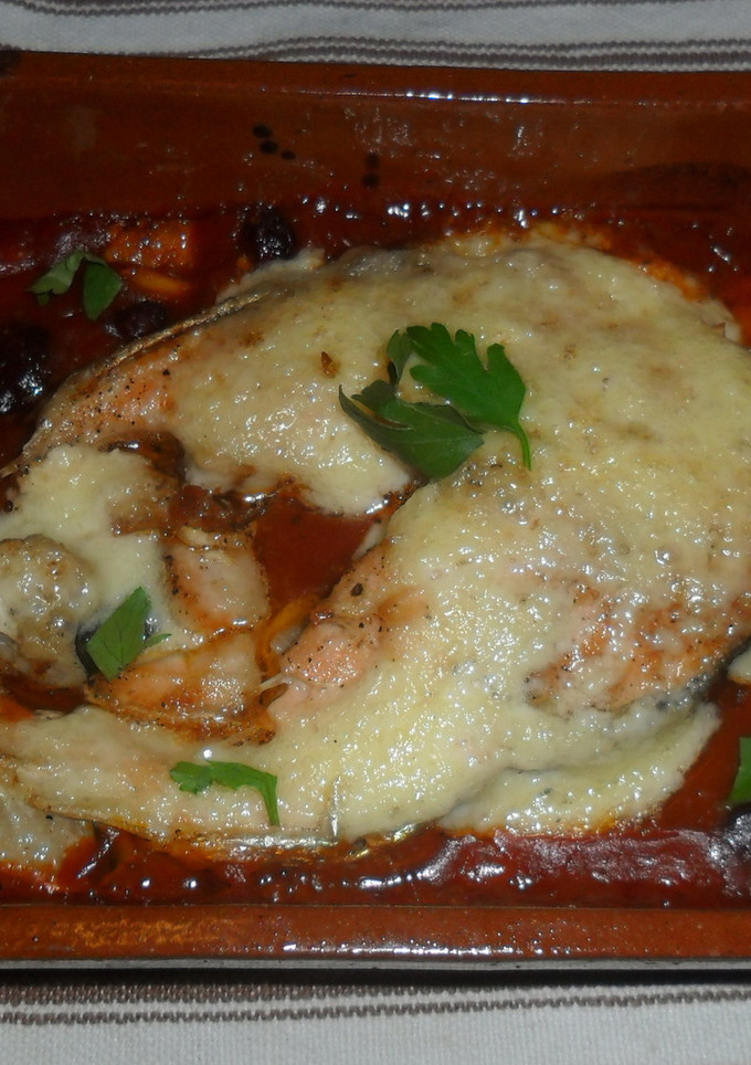 Una foto de Salmón gratinado al all i oli con salsa de tomate, pasas y piñones