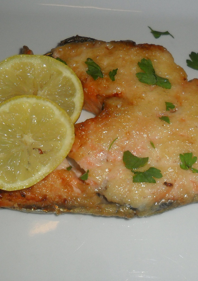 Una foto de Salmón asado y gratinado al horno