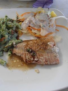 Una foto de Salmón al horno con vinagreta de cebollín