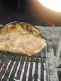Asado a la parrilla de bondiola de cerdo rellena de vegetales