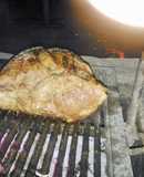 Asado a la parrilla de bondiola de cerdo rellena de vegetales