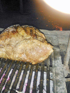 Una foto de Asado a la parrilla de bondiola de cerdo rellena de vegetales