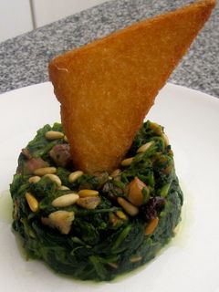 Una foto de Espinacas con bacon, piñones y pasas