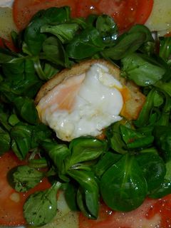 Una foto de Huevos al nido con ensalada