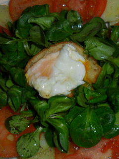 Una foto de Huevos al nido con ensalada