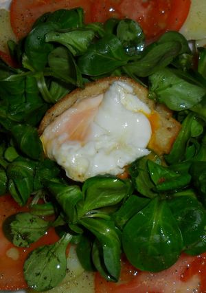 Una foto de Huevos al nido con ensalada