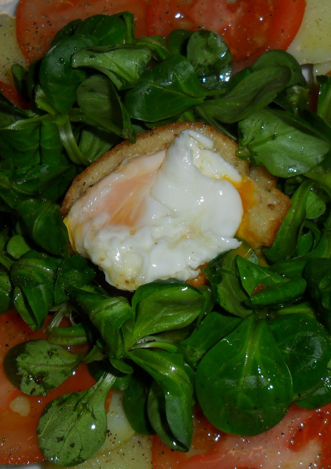 Una foto de Huevos al nido con ensalada