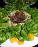 Ensalada de canónigos, frutas y almendras