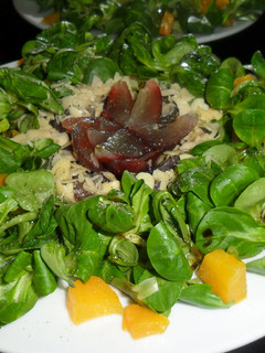 Una foto de Ensalada de canónigos, frutas y almendras