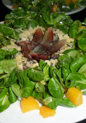 Una foto de Ensalada de canónigos, frutas y almendras