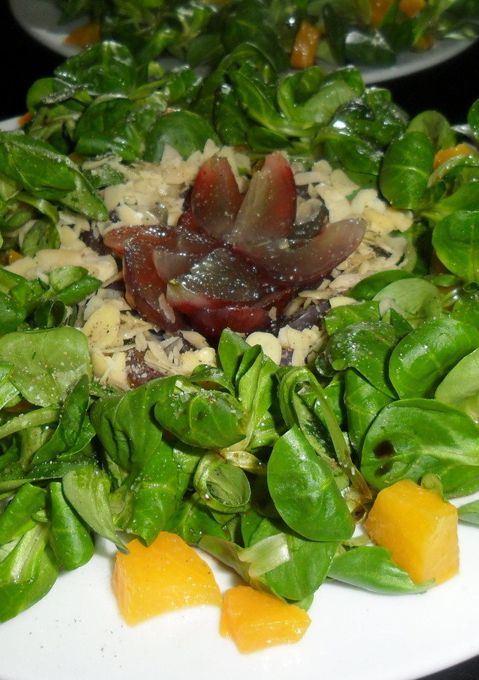 Una foto de Ensalada de canónigos, frutas y almendras