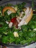 Ensalada verde con pollo, frutas y jamón