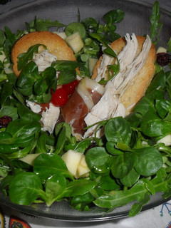 Una foto de Ensalada verde con pollo, frutas y jamón