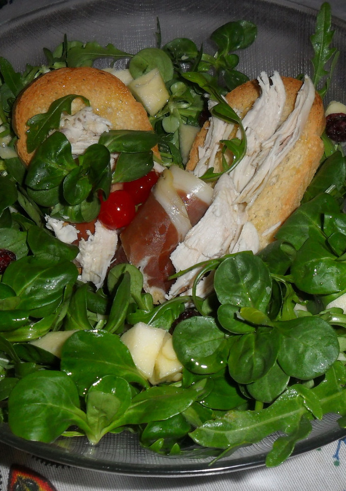 Una foto de Ensalada verde con pollo, frutas y jamón