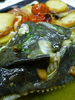 Una foto de Rodaballo con vinagreta de mostaza