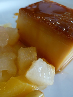 Una foto de Flan de huevo con macedonia de frutas