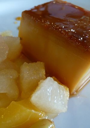 Una foto de Flan de huevo con macedonia de frutas