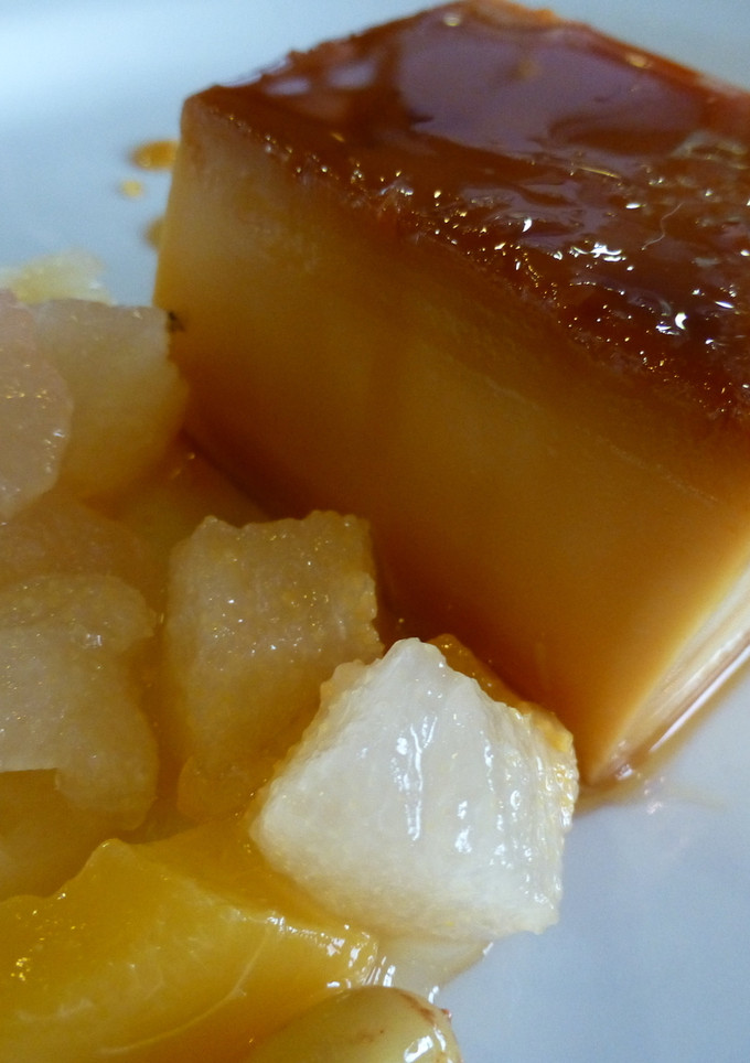 Una foto de Flan de huevo con macedonia de frutas