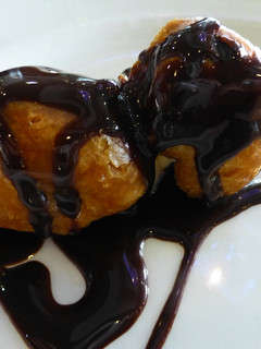 Una foto de Brocheta de buñuelos bañados en chocolate