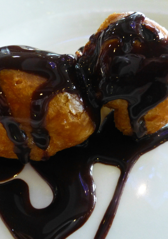 Una foto de Brocheta de buñuelos bañados en chocolate