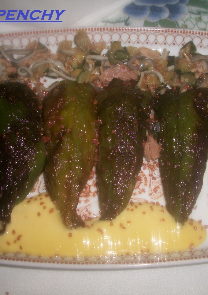 Una foto de Pimientos rellenos con gulas a la sal roja de Hawái