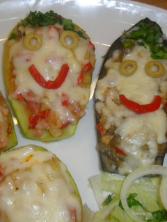 Una foto de Berenjenas y calabacines rellenos para niños