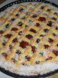 Pasta frola con confitura de frutillas y coco