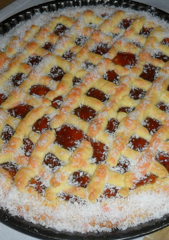Una foto de Pasta frola con confitura de frutillas y coco