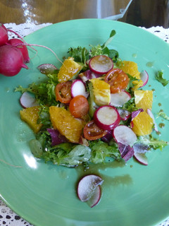 Una foto de Ensalada fresca de naranja y rábanos