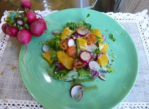 Una foto de Ensalada fresca de naranja y rábanos