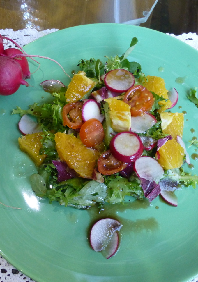 Una foto de Ensalada fresca de naranja y rábanos