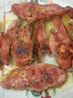 Una foto de Chuletas de pavo adobadas al ajillo con vino blanco al horno