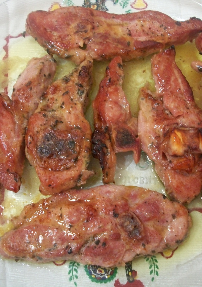 Una foto de Chuletas de pavo adobadas al ajillo con vino blanco al horno