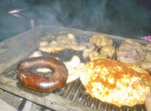Una foto de Asado a la parrilla de chinchulines o rueda al limón