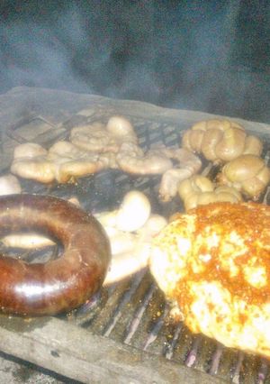 Una foto de Asado a la parrilla de chinchulines o rueda al limón